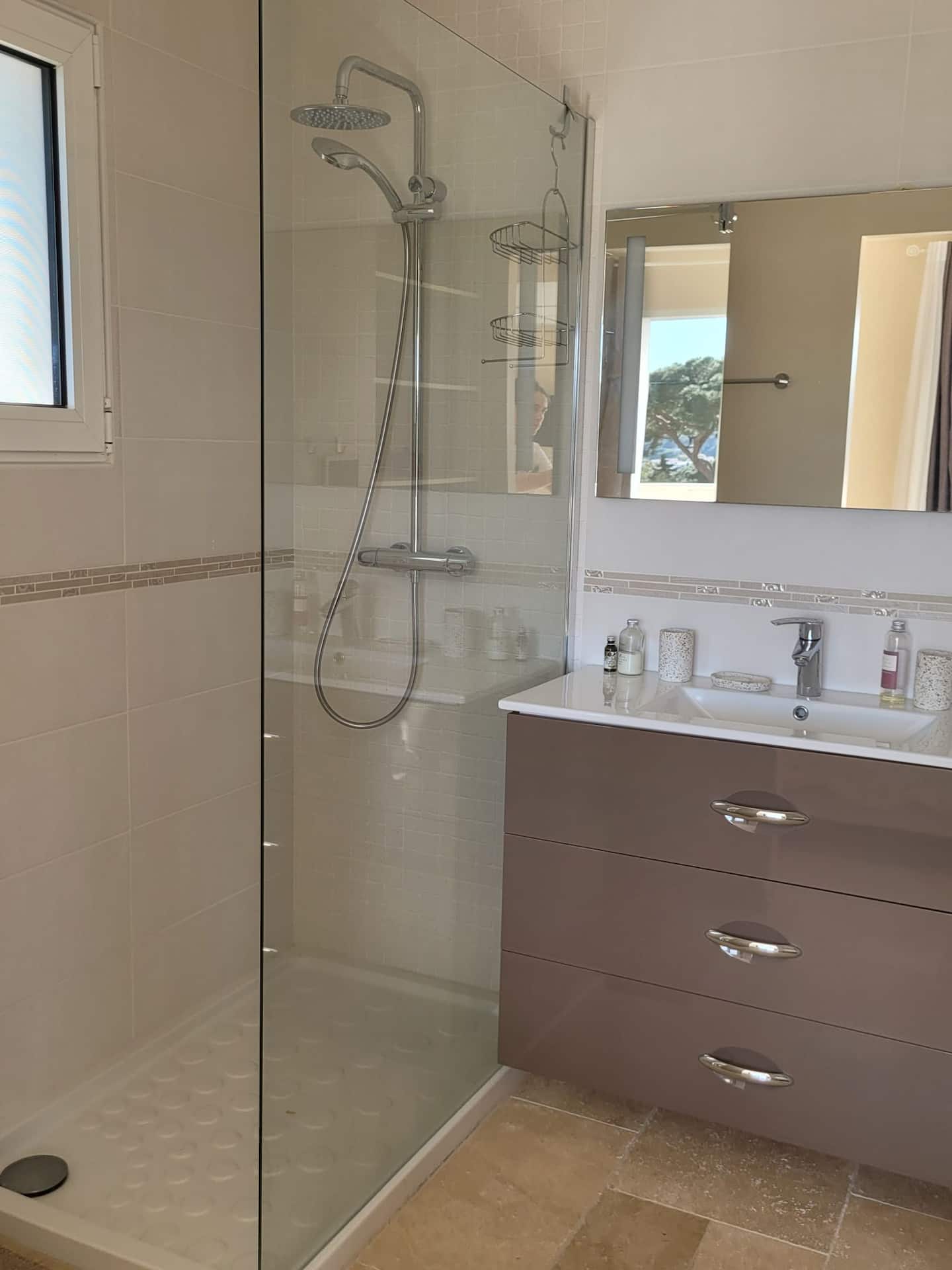 Salle d'eau avec douche