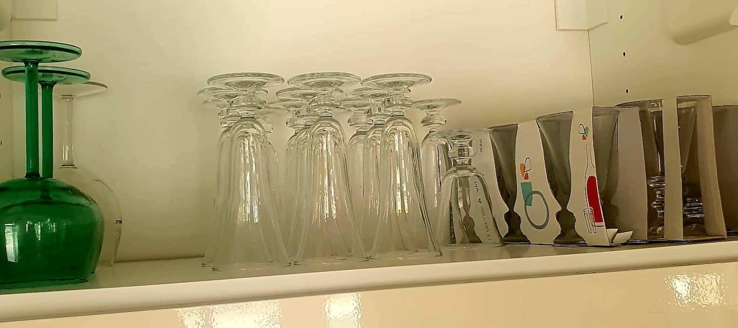 Flûtes à champagne et verres à cocktail