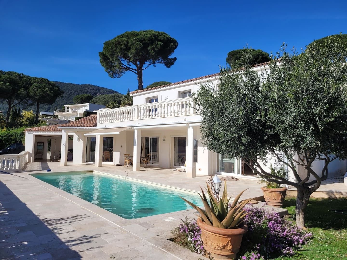 Villa Les Mattiotes : la piscine et la maison