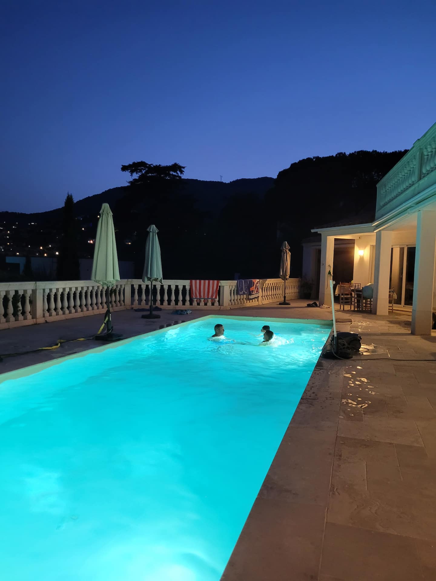 La piscine le soir