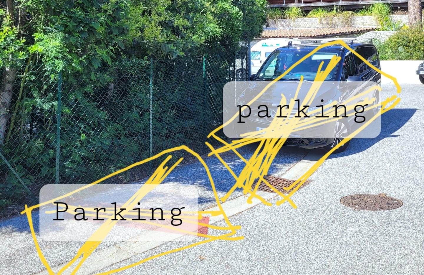 Les deux places de parking du lotissement