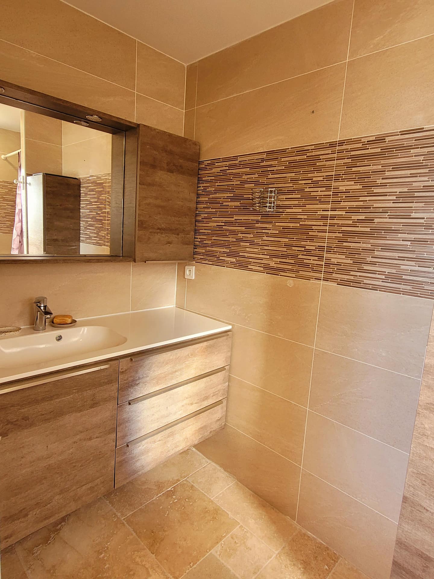 Salle d'eau avec douche