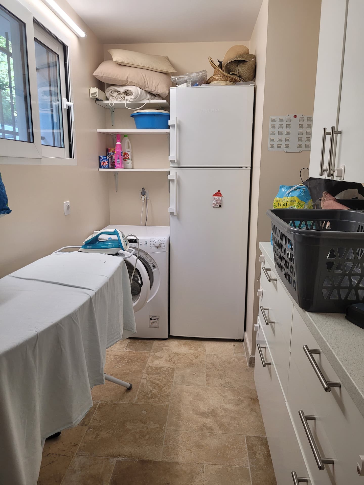 Buanderie : lave-linge, réfrigérateur d'appoint, étendoir